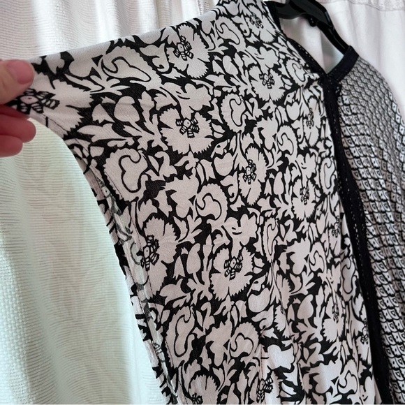 Chicos Easywear Black and White Floral and Goemetric Print Poncho size S/M - Picture 7 of 10